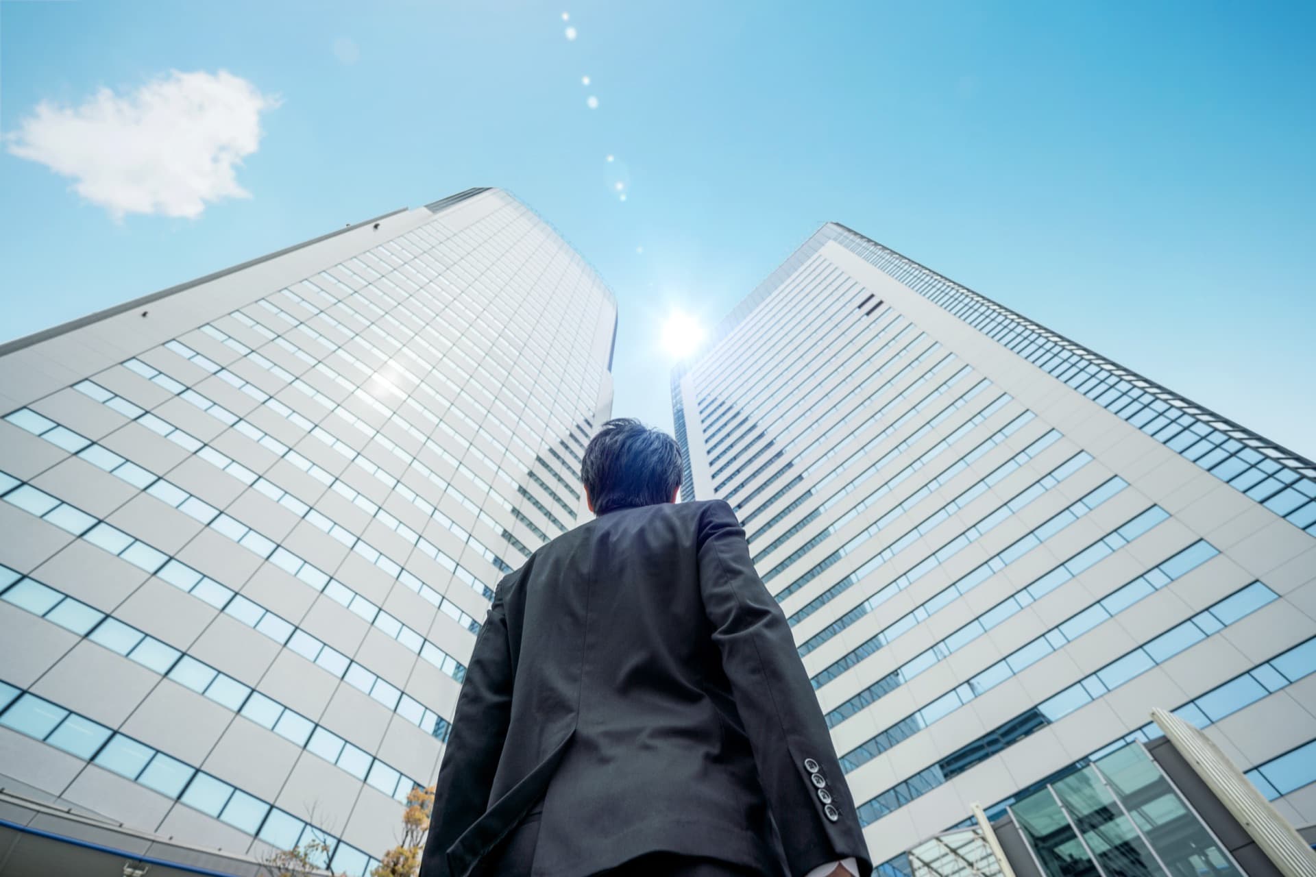 成長した会社を見上げる経営者|社員が自走する組織づくり