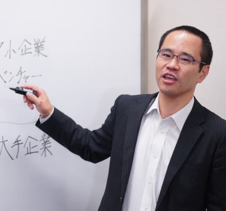 研修で中小企業と大手企業の違いを説明する英傑育成座 代表 神尾弘和